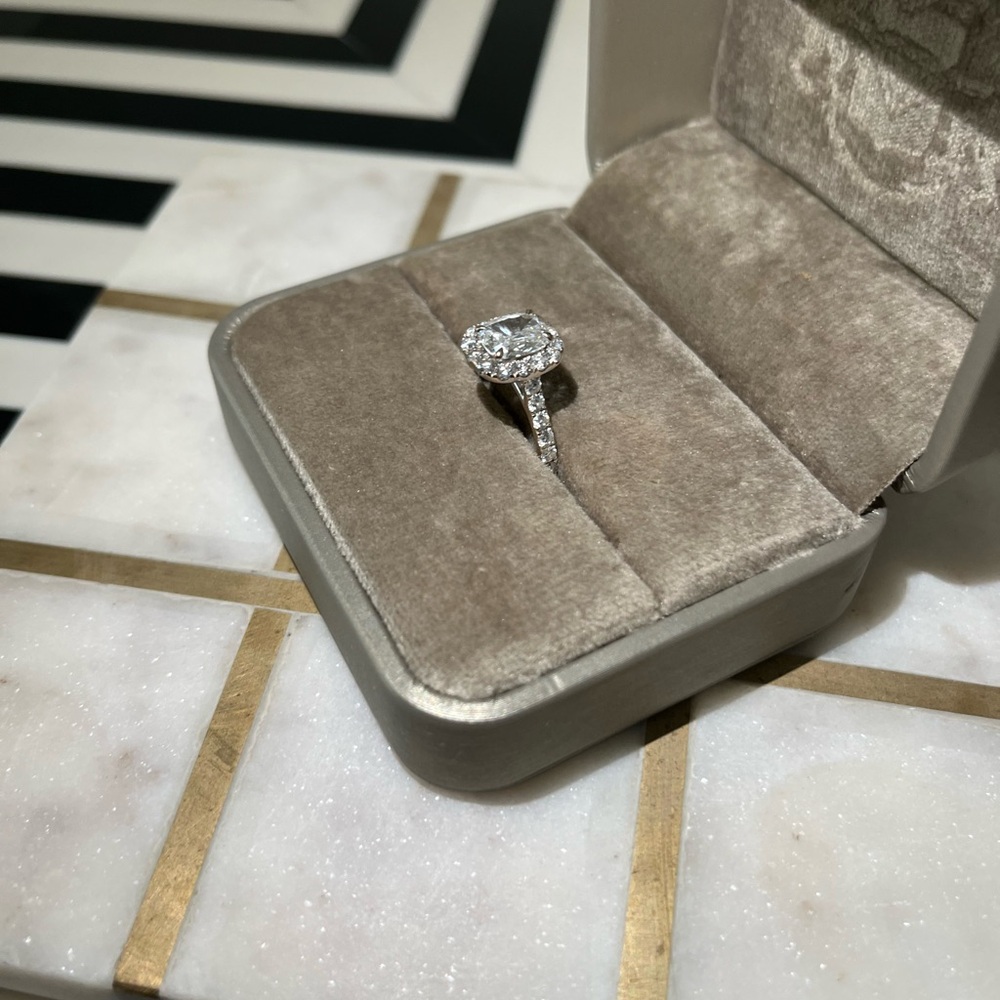 D/VS1 Henri Daussi 18 karat white gold size 6 Stunning natural diamond ring